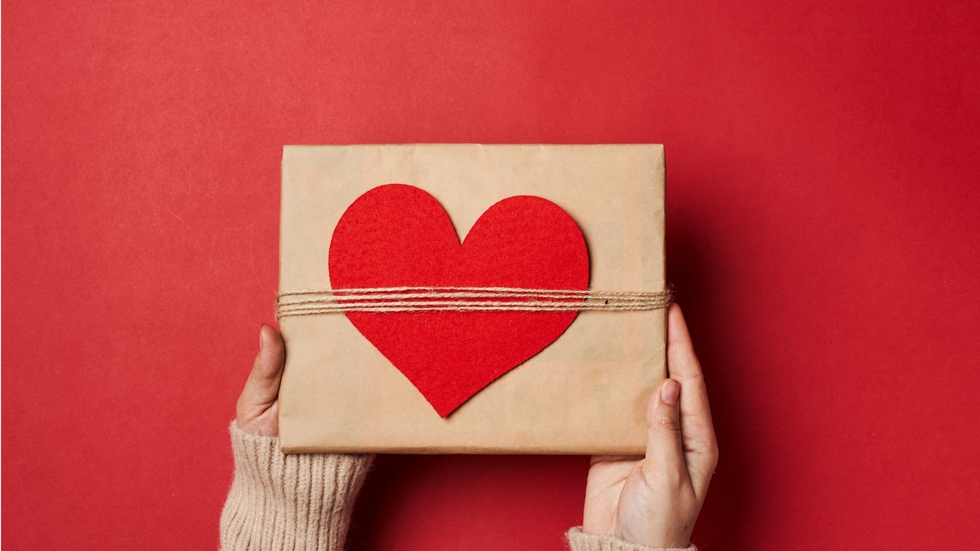 Teaser-Bild mit verpacktem Geschenk mit roter Schleife